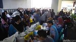 Warga Rela Mengantre Sejak Pagi Demi Dapat Bantuan Pangan Nasional