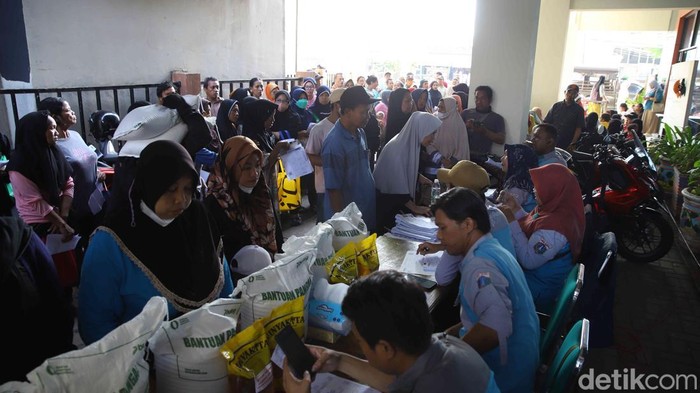 Ratusan warga memadati Kantor Kelurahan Pulo Gebang, Jakarta Timur, untuk mengantre bantuan sosial pangan nasional, Senin (18/5/2026). Sejak pagi hari, warga telah datang membawa dokumen persyaratan demi mendapatkan paket bantuan sembako dari pemerintah.