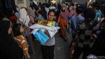 Warga Rela Mengantre Sejak Pagi Demi Dapat Bantuan Pangan Nasional