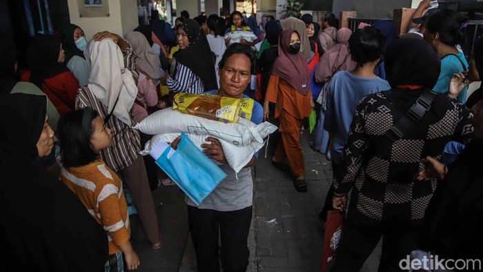 Ratusan warga memadati Kantor Kelurahan Pulo Gebang, Jakarta Timur, untuk mengantre bantuan sosial pangan nasional, Senin (18/5/2026). Sejak pagi hari, warga telah datang membawa dokumen persyaratan demi mendapatkan paket bantuan sembako dari pemerintah.