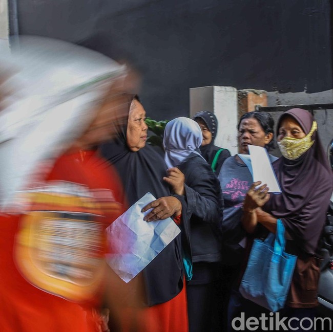 Warga Rela Mengantre Sejak Pagi Demi Dapat Bantuan Pangan Nasional