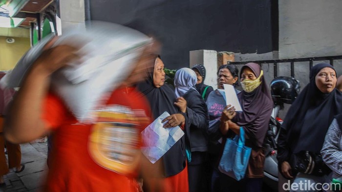 Ratusan warga memadati Kantor Kelurahan Pulo Gebang, Jakarta Timur, untuk mengantre bantuan sosial pangan nasional, Senin (18/5/2026). Sejak pagi hari, warga telah datang membawa dokumen persyaratan demi mendapatkan paket bantuan sembako dari pemerintah.