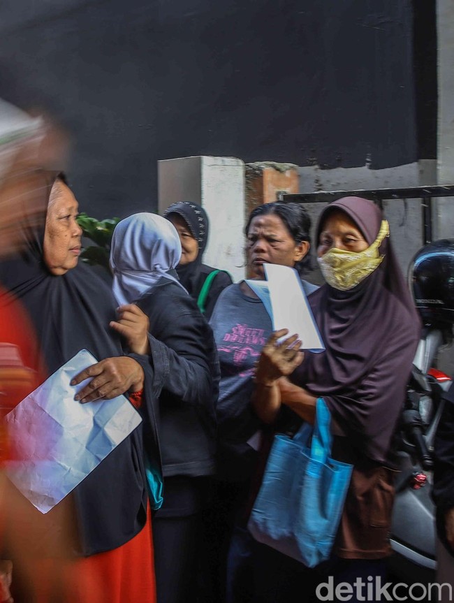 Warga Rela Mengantre Sejak Pagi Demi Dapat Bantuan Pangan Nasional