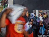 Warga Rela Mengantre Sejak Pagi Demi Dapat Bantuan Pangan Nasional