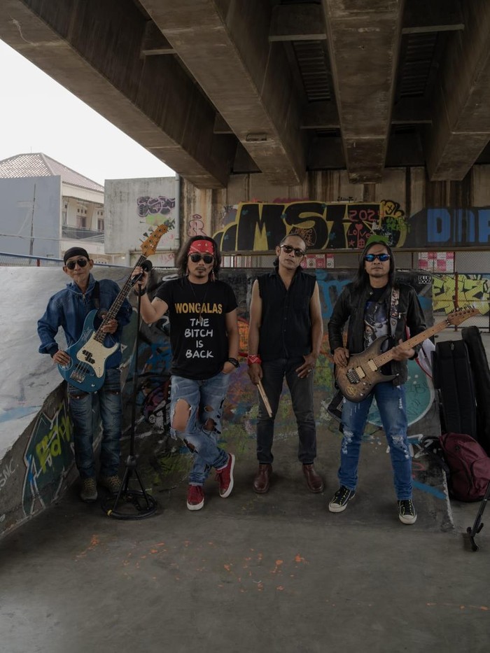 Band rock Wongalas beranggotakan Yudith sebagai vokalis, Opic sebagai gitaris, Ateng sebagai bassis, dan Virdy sebagai drummer.