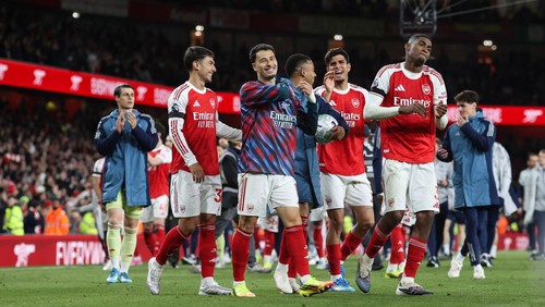 LONDON, ENGLAND - MAY 18: Gabriel Martinelli of Arsenal leads the applause of the fans alongside his team mates during the Premier League match between Arsenal and Burnley at Emirates Stadium on May 18, 2026 in London, United Kingdom. (Photo by Charlotte Wilson/Offside/Offside via Getty Images)