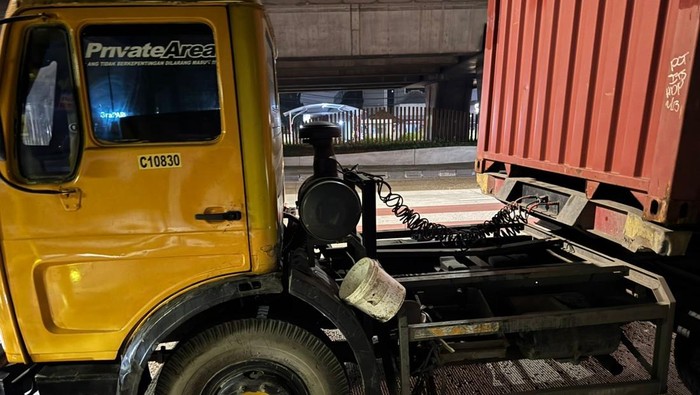 Truk jadi sasaran pencurian aki oleh bajing loncat di kawasan Pelabuhan Tanjung Priok, Jakarta Utara.