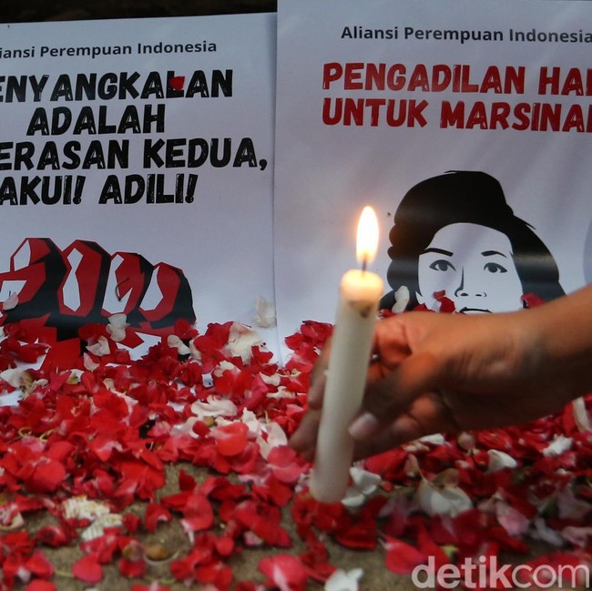 Aksi Tabur Bunga dan Pita Hitam Warnai Demo Perempuan di Komnas HAM