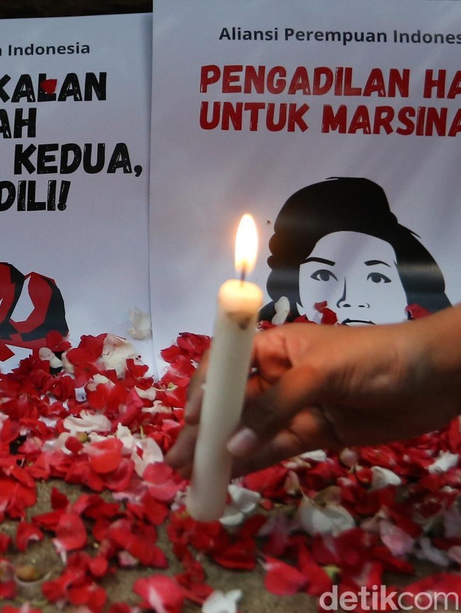 Aksi Tabur Bunga dan Pita Hitam Warnai Demo Perempuan di Komnas HAM