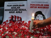 Aksi Tabur Bunga dan Pita Hitam Warnai Demo Perempuan di Komnas HAM