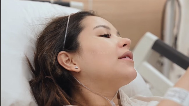 Alyssa Daguise melahirkan putri pertamanya, Soleil Zephora Ghazali, pada 10 Mei lalu. Melalui akun YouTube miliknya, Alyssa membagikan momen proses persalinannya yang berlangsung secara normal. Di tengah proses persalinan, Alyssa terlihat masih bisa santai makeup sendiri. Foto: YouTube/The ALs