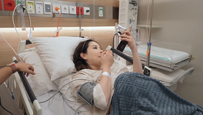 “Benar-benar bumil tercentil nih,” ucap Alyssa sambil berdandan di ranjang rumah sakit. Dengan santai istri Al Ghazali itu membuka makeup yang sudah dibawanya dari rumah dan memulaskannya pada wajahnya. Foto: YouTube/The ALs