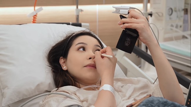 Dimulai dari mengenakan cushion, concealer, lalu tak lupa ke area matanya agar lebih fresh. Meski sudah memasuki pembukaan 5 namun Alyssa terlihat masih santai dan tenang. Foto: YouTube/The ALs