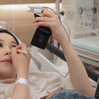Dimulai dari mengenakan cushion, concealer, lalu tak lupa ke area matanya agar lebih fresh. Meski sudah memasuki pembukaan 5 namun Alyssa terlihat masih santai dan tenang. Foto: YouTube/The ALs