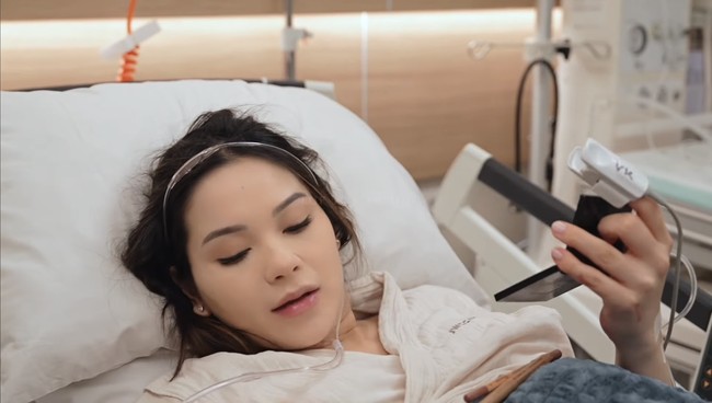 Alyssa bahkan menjadikan perutnya sebagai tempat untuk meletakkan kuas-kuas makeup yang dipakainya. Foto: YouTube/The ALs