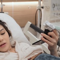 Alyssa bahkan menjadikan perutnya sebagai tempat untuk meletakkan kuas-kuas makeup yang dipakainya. Foto: YouTube/The ALs