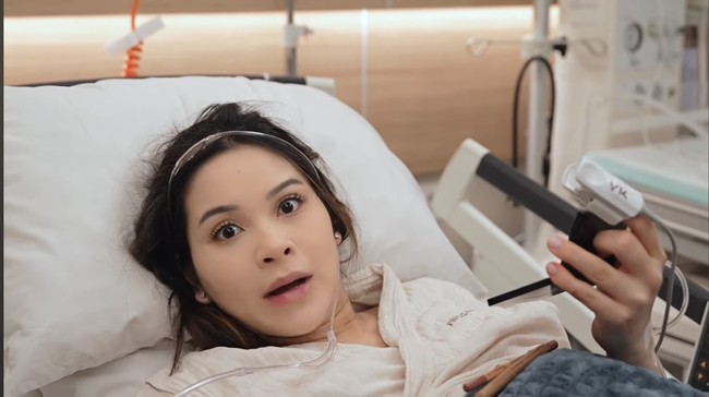 Momen Alyssa yang asik makeup sendiri di tengah proses persalinan pun curi atensi dan banyak dibagikan ulang ke media sosial oleh para netizen. Foto: YouTube/The ALs