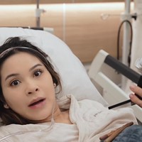 Momen Alyssa yang asik makeup sendiri di tengah proses persalinan pun curi atensi dan banyak dibagikan ulang ke media sosial oleh para netizen. Foto: YouTube/The ALs