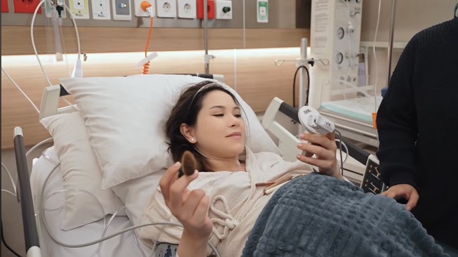 Konsisten cantik, penampilan Alyssa saat melahirkan pun tetap terlihat memukau dengan rambut yang berantakan.  Foto: YouTube/The ALs