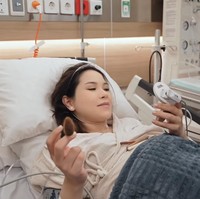 Konsisten cantik, penampilan Alyssa saat melahirkan pun tetap terlihat memukau dengan rambut yang berantakan.  Foto: YouTube/The ALs
