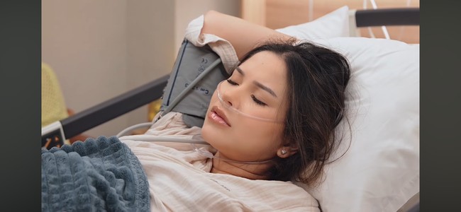 Sambil menahan rasa sakitnya kontraksi, terlihat hasil riasan Alyssa yang natural namun membuat wajahnya jadi lebih glowing dan fresh. Foto: YouTube/The ALs