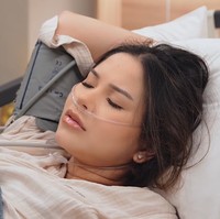 Sambil menahan rasa sakitnya kontraksi, terlihat hasil riasan Alyssa yang natural namun membuat wajahnya jadi lebih glowing dan fresh. Foto: YouTube/The ALs
