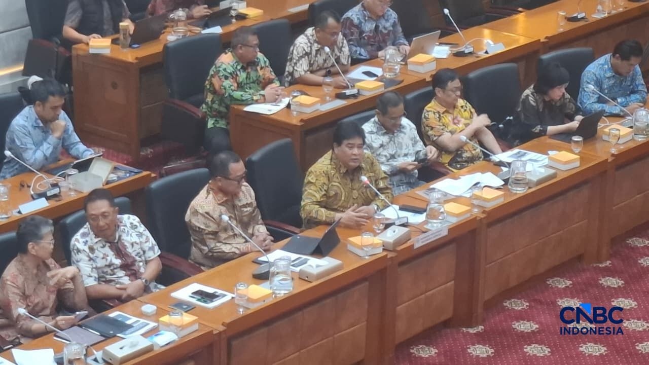 Apindo melakukan rapat kerja dengan Panja RUU Ketenagakerjaan Komisi IX DPR RI turut hadir Ketua Bidang Ketenagakerjaan Apindo Bob Azam dan Ketua Komite Ketenagakerjaan Apindo Subchan Gatot. (CNBC Indonesia/Chandra Dwi Pranata)