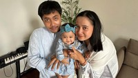 Apos Hutagaol mengaku kini mulai kurangi bikin konten satir dan pinggir jurang. Pas punya anak, pas jadi bapak tuh kayak dulu gue yang manusia pemberani, sekarang dengar anak sakit saja gue nangis, katanya. (Foto: dok Instagram apos_hutagaol)