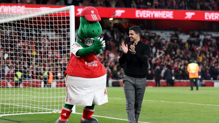 LONDON, ENGLAND - MAY 18: Gunnersaurus, Mascot of Arsenal, and Mikel Arteta, Manager of Arsenal, applaud the fans after the teams victory in the Premier League match between Arsenal and Burnley at Emirates Stadium on May 18, 2026 in London, England. (Photo by Julian Finney/Getty Images)