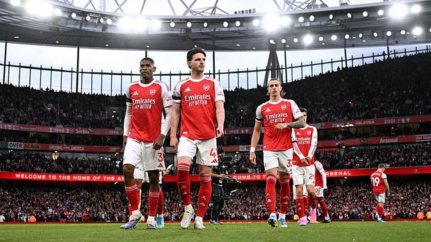 Arsenal LONDON, ENGLAND - MAY 18: Cristhian Mosquera, Declan Rice and Riccardo Calafiori of Arsenal look on prior to the Premier League match between Arsenal and Burnley at Emirates Stadium on May 18, 2026 in London, England. (Photo by David Price/Arsenal FC via Getty Images)