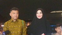 Pasangan Ashanty dan Anang Hermansyah juga terlihat sudah berangkat ke Tanah Suci. Keduanya mengaku bersyukur karena, akhirnya bisa berangkat haji setelah sempat tertunda.  Foto: Ahsan/detikHOT