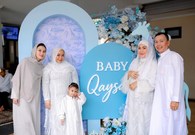 Keluarga Ayu Ting Ting kompak kenakan busana bernuansa putih di acara tasyakuran aqiqah baby Qaysar, anak ketiga Syifa. Terlihat kedua orangtua Ayu, Umi Kalsum dan Abdul Rozak turut hadir di acara cucunya tersebut. Foto: Instagram/@syifaasyifaaa