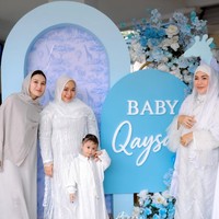 Keluarga Ayu Ting Ting kompak kenakan busana bernuansa putih di acara tasyakuran aqiqah baby Qaysar, anak ketiga Syifa. Terlihat kedua orangtua Ayu, Umi Kalsum dan Abdul Rozak turut hadir di acara cucunya tersebut. Foto: Instagram/@syifaasyifaaa