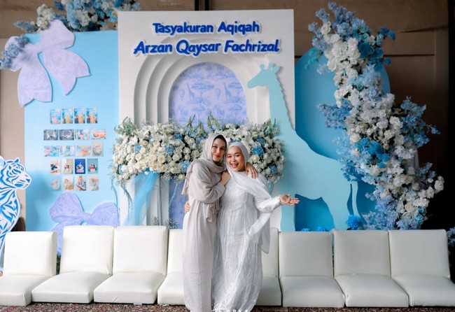 Ayu tampil santun kenakan dress panjang longgar berwarna off white dipadukan kerudung senada. Foto: Instagram/@syifaasyifaaa