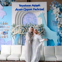 Ayu tampil santun kenakan dress panjang longgar berwarna off white dipadukan kerudung senada. Foto: Instagram/@syifaasyifaaa
