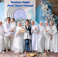 Ayu juga tampak berpose bersama keluarga besarnya yang hadir. Terlihat ia berdiri di sebelah putri semata wayangnya, Bilqis. Foto: Instagram/@syifaasyifaaa