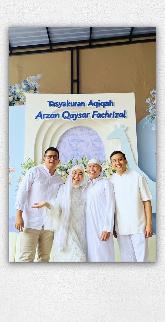 Pose bareng, Umi Kalsum dan ayah Rozak tampaknya sudah cukup dekat dengan Kevin. Kedekatan Ayu dan keluarganya dengan Kevin itu yang membuat banyak netizen menduga jika keduanya tengah menjalin hubungan spesial. Foto: Instagram/@mom_ayting92_