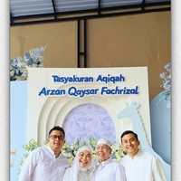 Pose bareng, Umi Kalsum dan ayah Rozak tampaknya sudah cukup dekat dengan Kevin. Kedekatan Ayu dan keluarganya dengan Kevin itu yang membuat banyak netizen menduga jika keduanya tengah menjalin hubungan spesial. Foto: Instagram/@mom_ayting92_