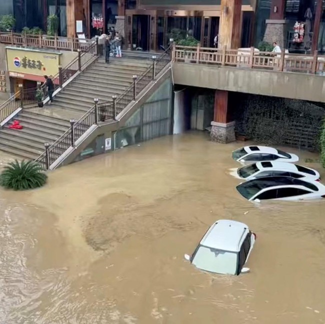 Banjir di Duyun China, Mobil-mobil Terendam