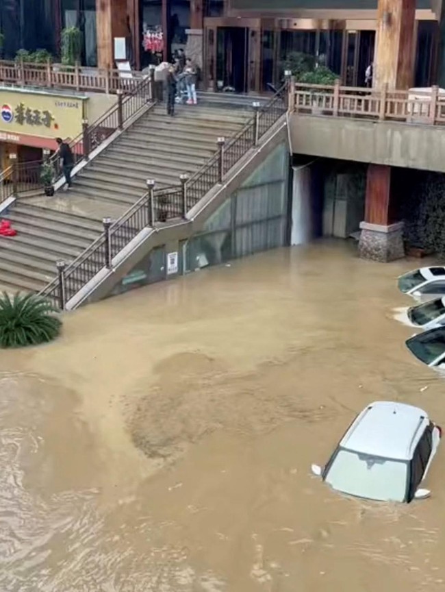Banjir di Duyun China, Mobil-mobil Terendam