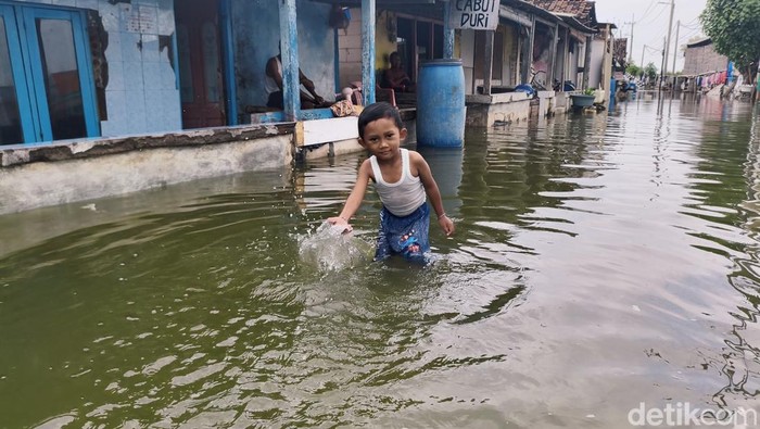 Banjir rob di kawasan Sedati Sidoarjo
