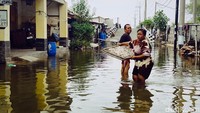 Genangan air laut terjadi akibat pasang laut setinggi 3 hingga 4 meter yang menyebabkan air meluap ke daratan dan menghambat aliran air menuju laut.