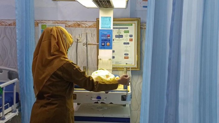 Bayi yang dibuang di teras rumah Jombang dibawa ke Puskesmas Mayangan