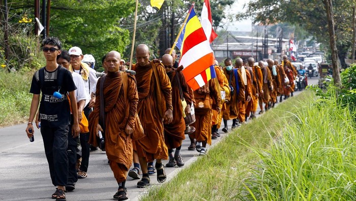 A Buddhist monk during a 660km 