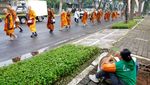 Biksu Lintas Negara Tempuh 660 Km Jalan Kaki ke Borobudur