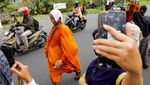 Biksu Lintas Negara Tempuh 660 Km Jalan Kaki ke Borobudur