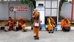 Biksu Lintas Negara Tempuh 660 Km Jalan Kaki ke Borobudur