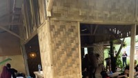 ‼️TUTUP ‼️ Demi kenyamanan customer izinkan kami TUTUP sementara waktu. Bukan menjadi “Warung” Viral sebagai tujuan, melainkan kenyamanan yang di rindukan, MOHON MAAF LAHIR BATIN untuk segala Trial & Eror bbrapa minggu terakhir, tulisnya dalam Instagram miliknya dilihat detikcom, Rabu (20/5/2026). Foto: dok instagram Boby Tince