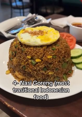 Bule Kanada Bule Kanada temukan restoran Indonesia sepi dan mencicipinya