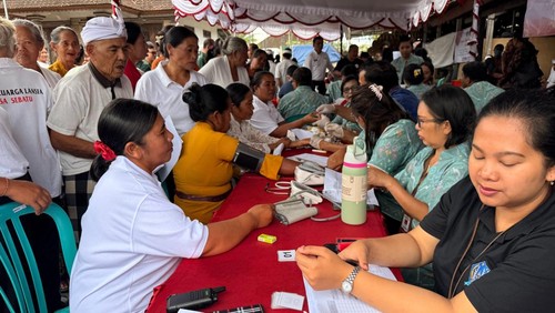 Masyarakat memanfaatkan layanan kesehatan di posyandu Balai Banjar Bonjaka, Desa Sebatu, Kecamatan Tegallalang, Gianyar, Selasa (19/5/20206). (Dok Pemkab Gianyar).